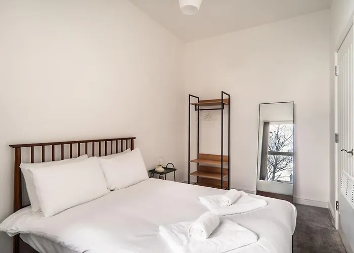 Modern 2 Bed Apartment In Waterloo Liverpool