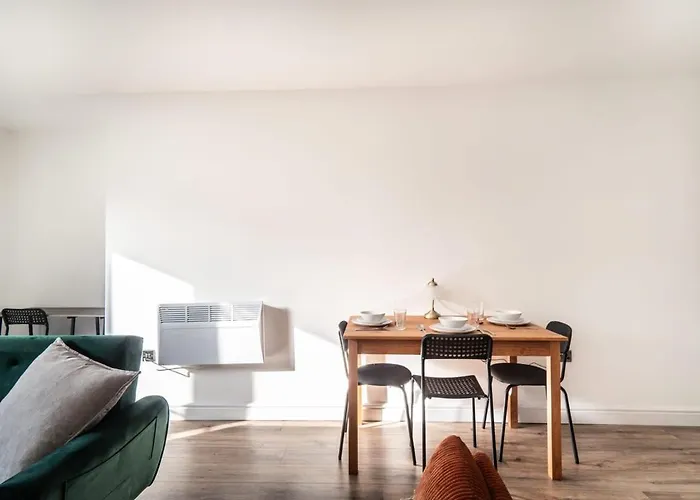 Modern 2 Bed Apartment In Waterloo Liverpool
