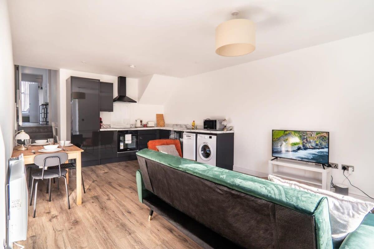 Modern 2 Bed In Waterloo Apartment